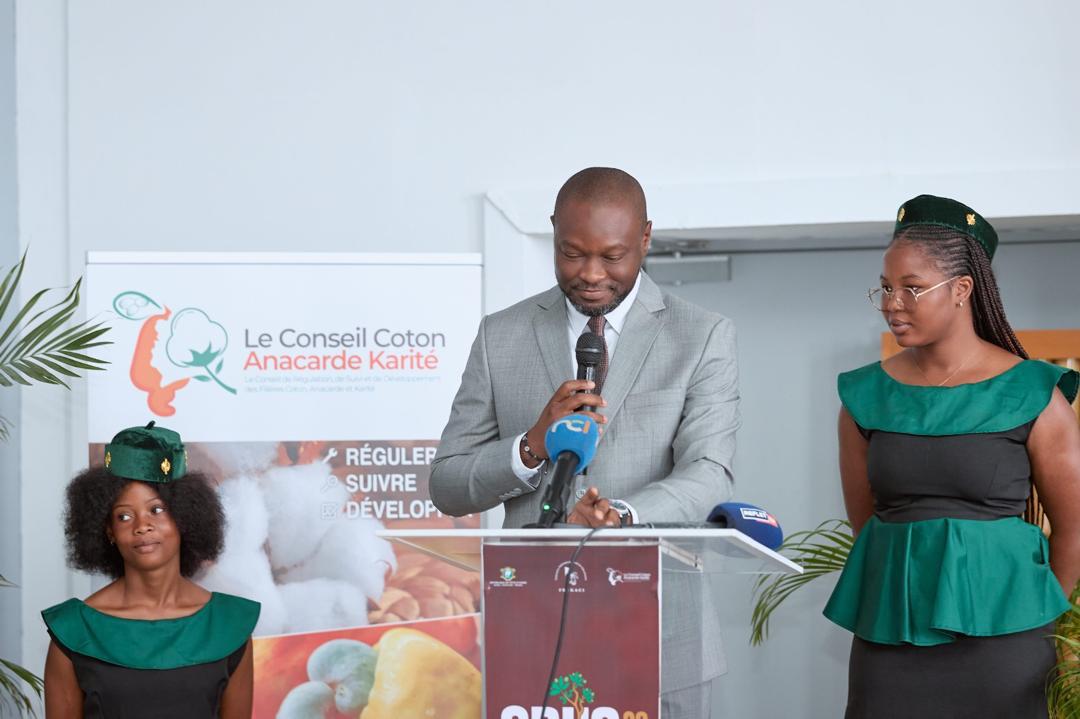 Échange au pupitre avec les hôtesses du SNKA